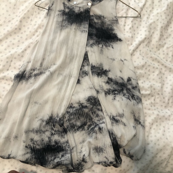 Size medium tank top that shows your back ! - Picture 3 of 5